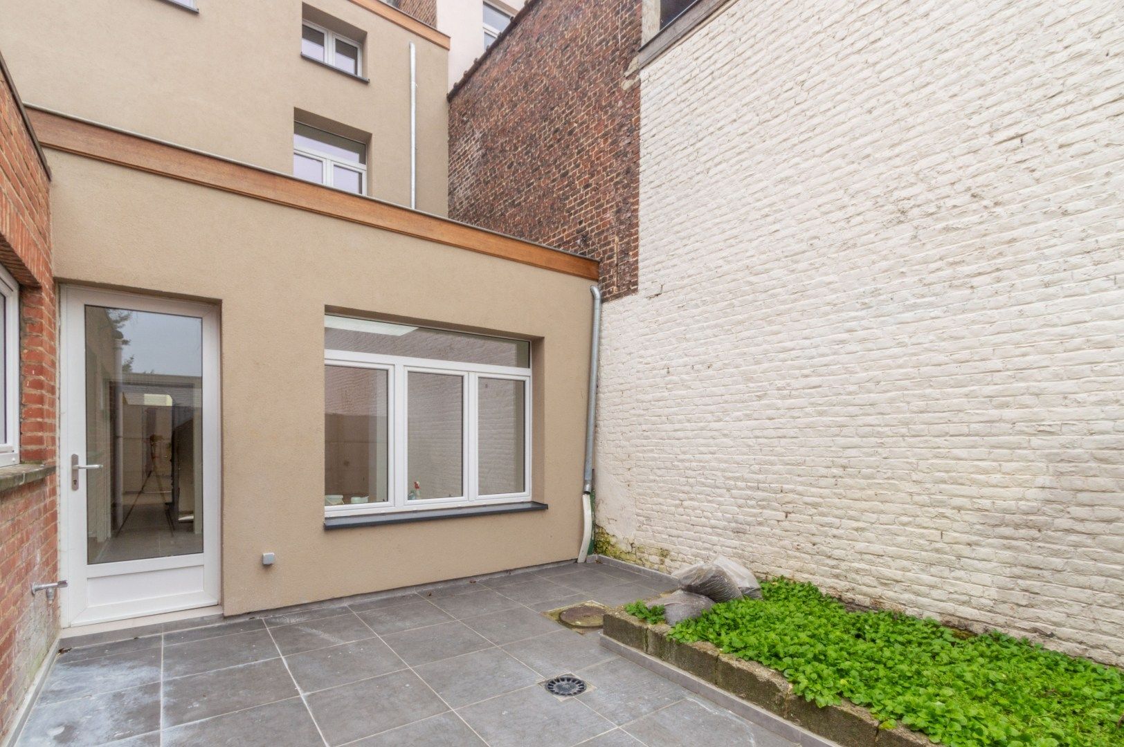 ZEER RUIME, VOLLEDIG GERENOVEERDE WONING ! foto 2