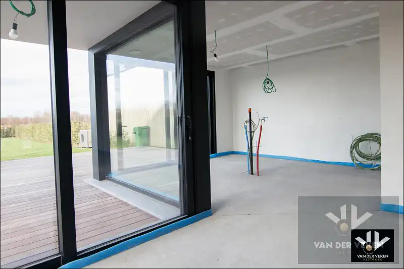 TOTAAL VERNIEUWDE WONING - ENKEL NOG AFWERKEN NAAR EIGEN SMAAK EN INZICHT foto 10