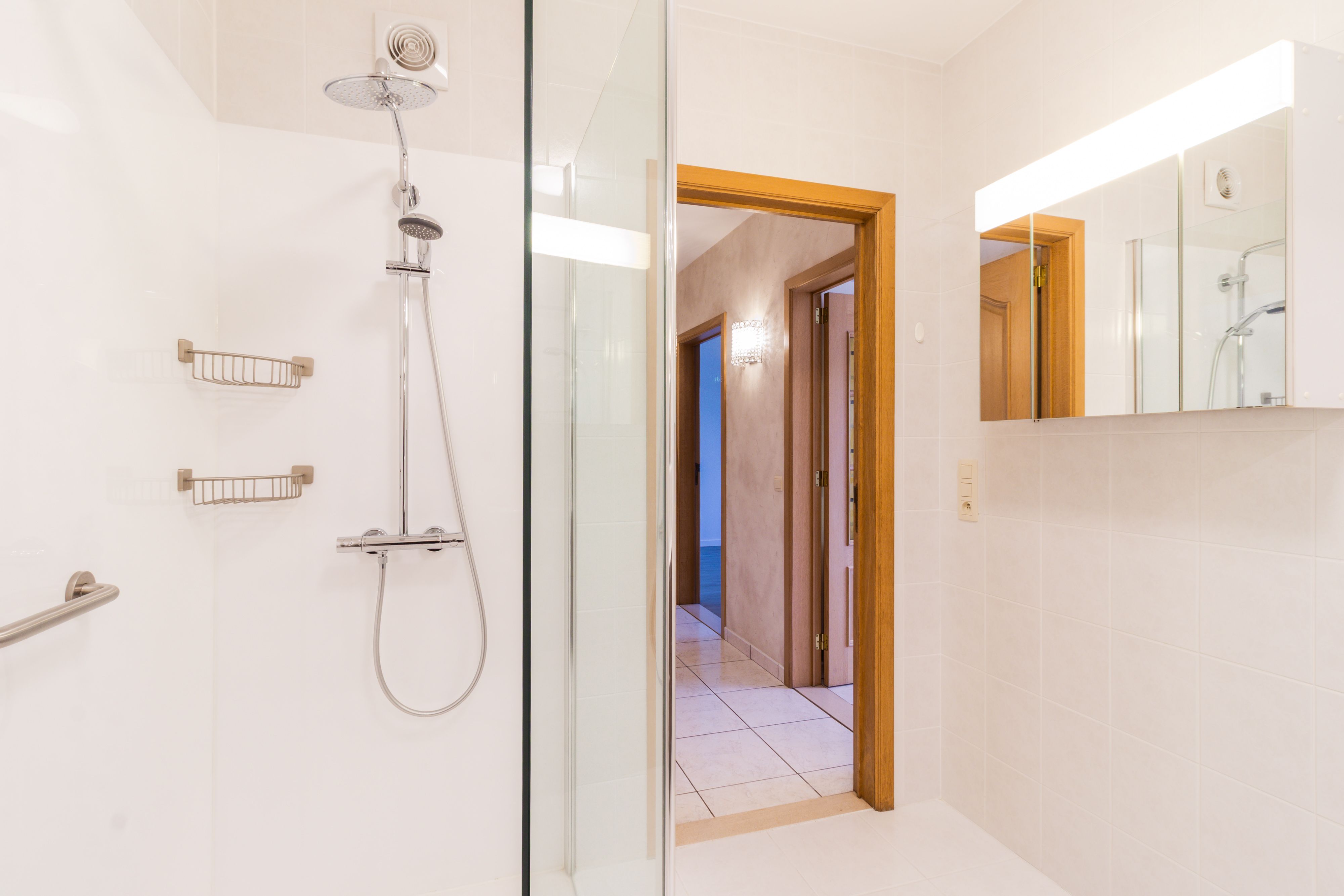 Instapklaar appartement met extra kamer, terras en garagebox foto 12