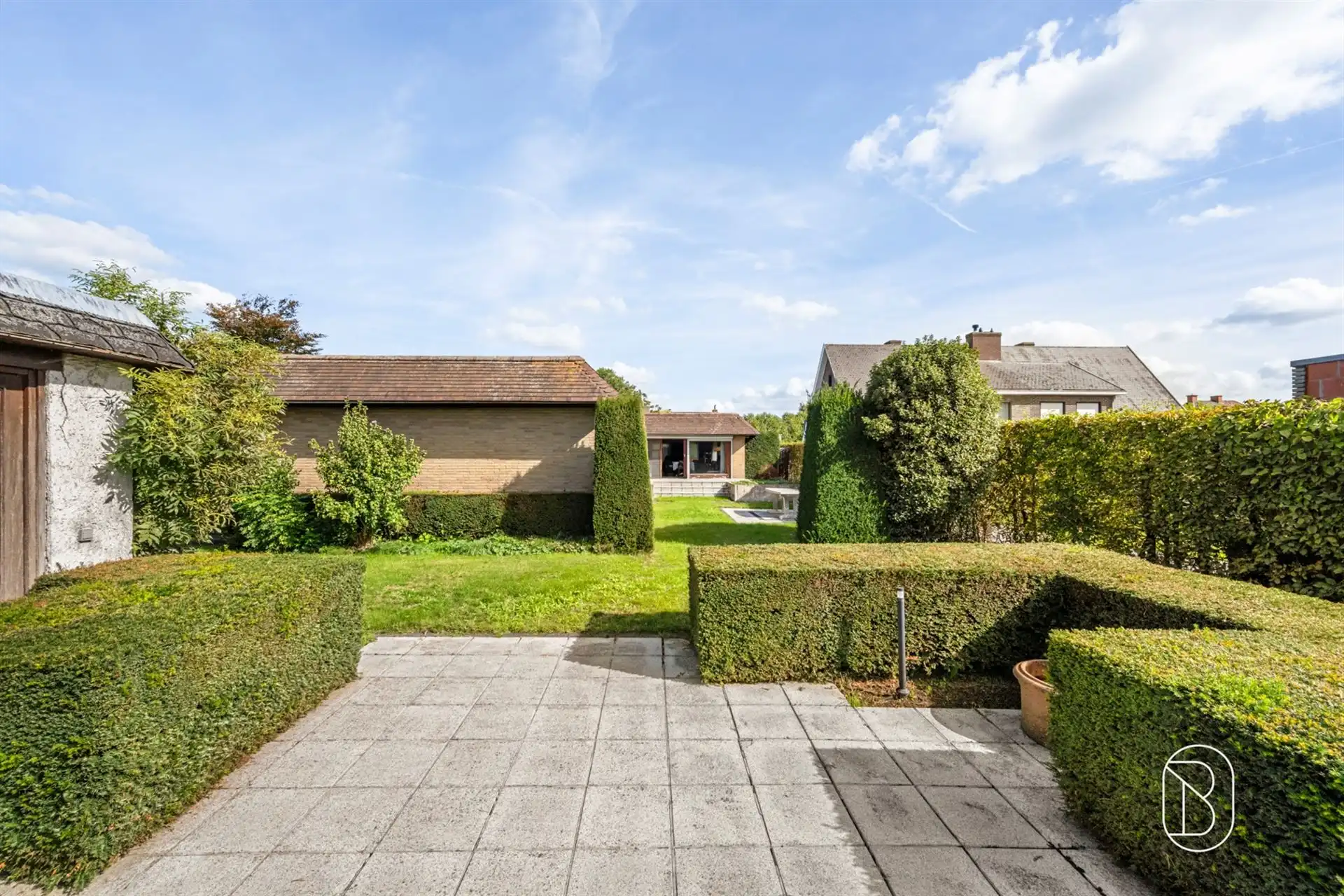 Charmante bungalow op ruim perceel van 855 m² foto 4