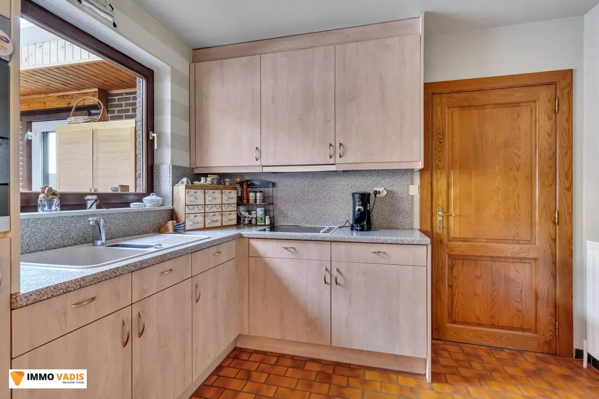 Ruime gezinswoning met drie slaapkamers en inpandige garage foto 5