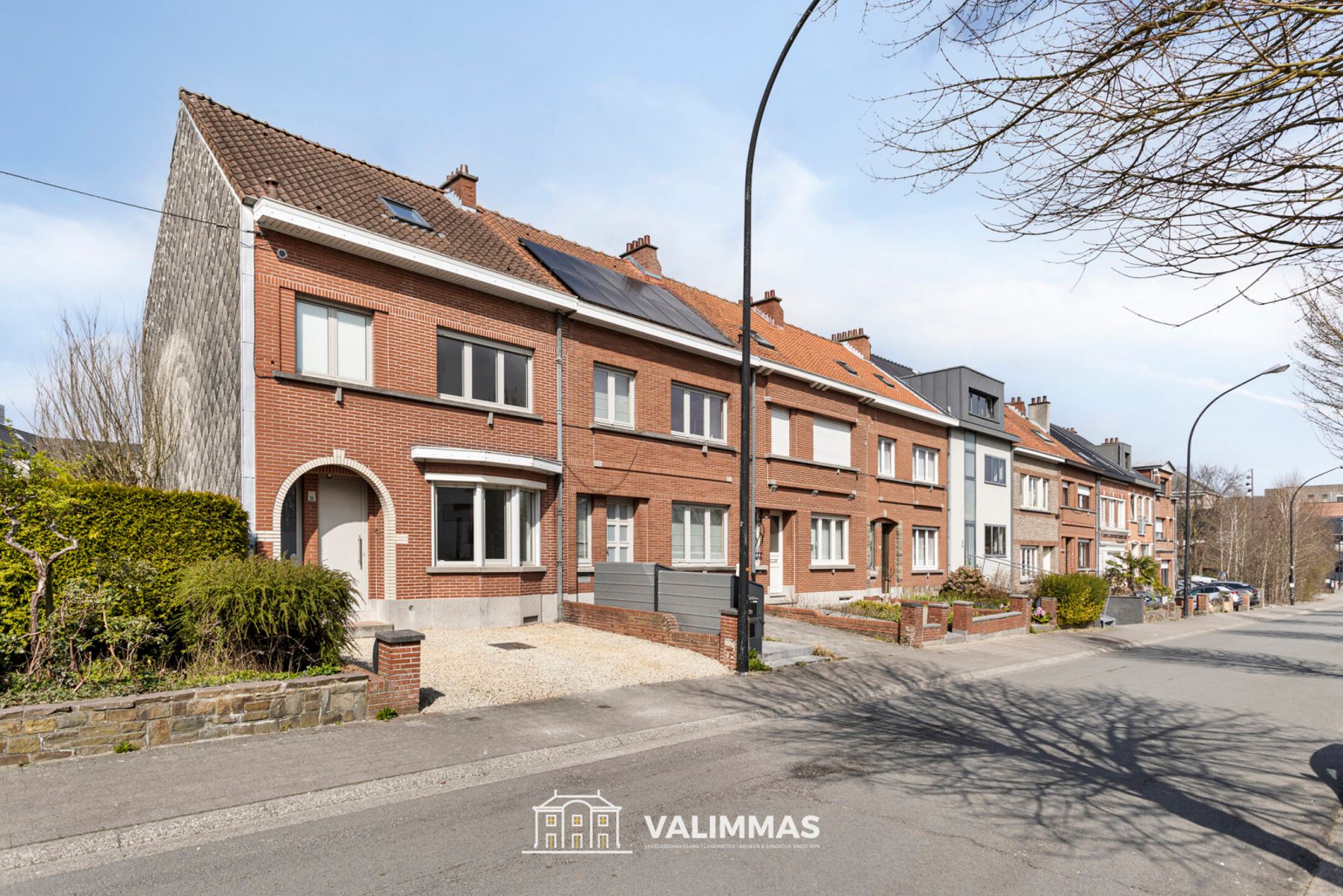 Gerenoveerde instapklare woning met parking en tuintje... foto 2