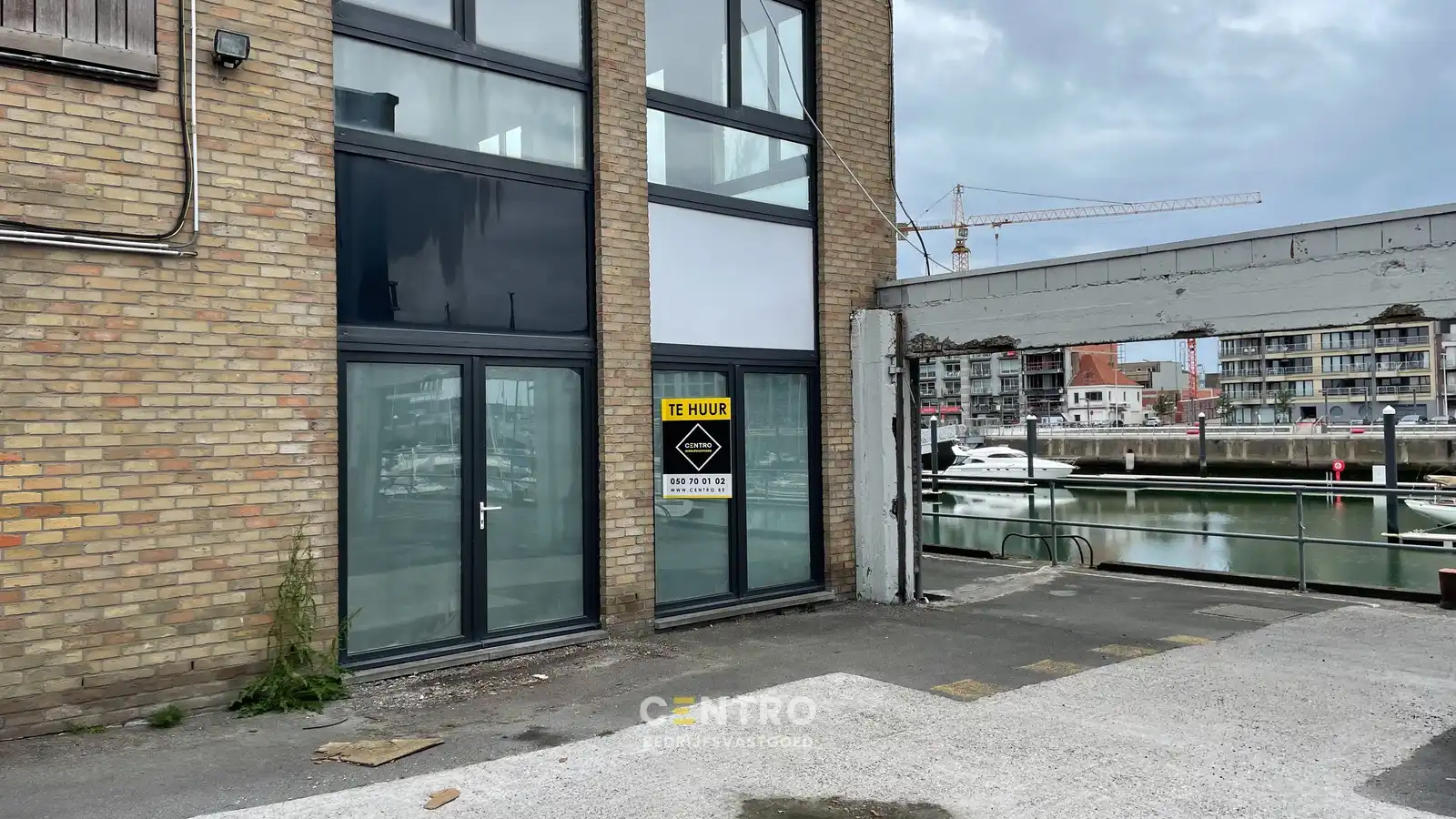 Ruim casco handelsruimte met zicht op de jachthaven van Zeebrugge foto 2