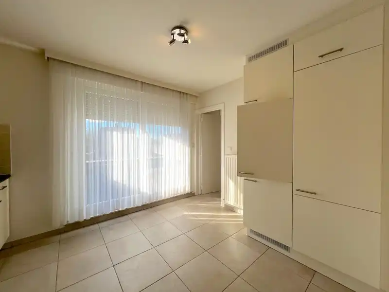 APPARTEMENT MET AUTOSTAANPLAATS te TORHOUT foto 5