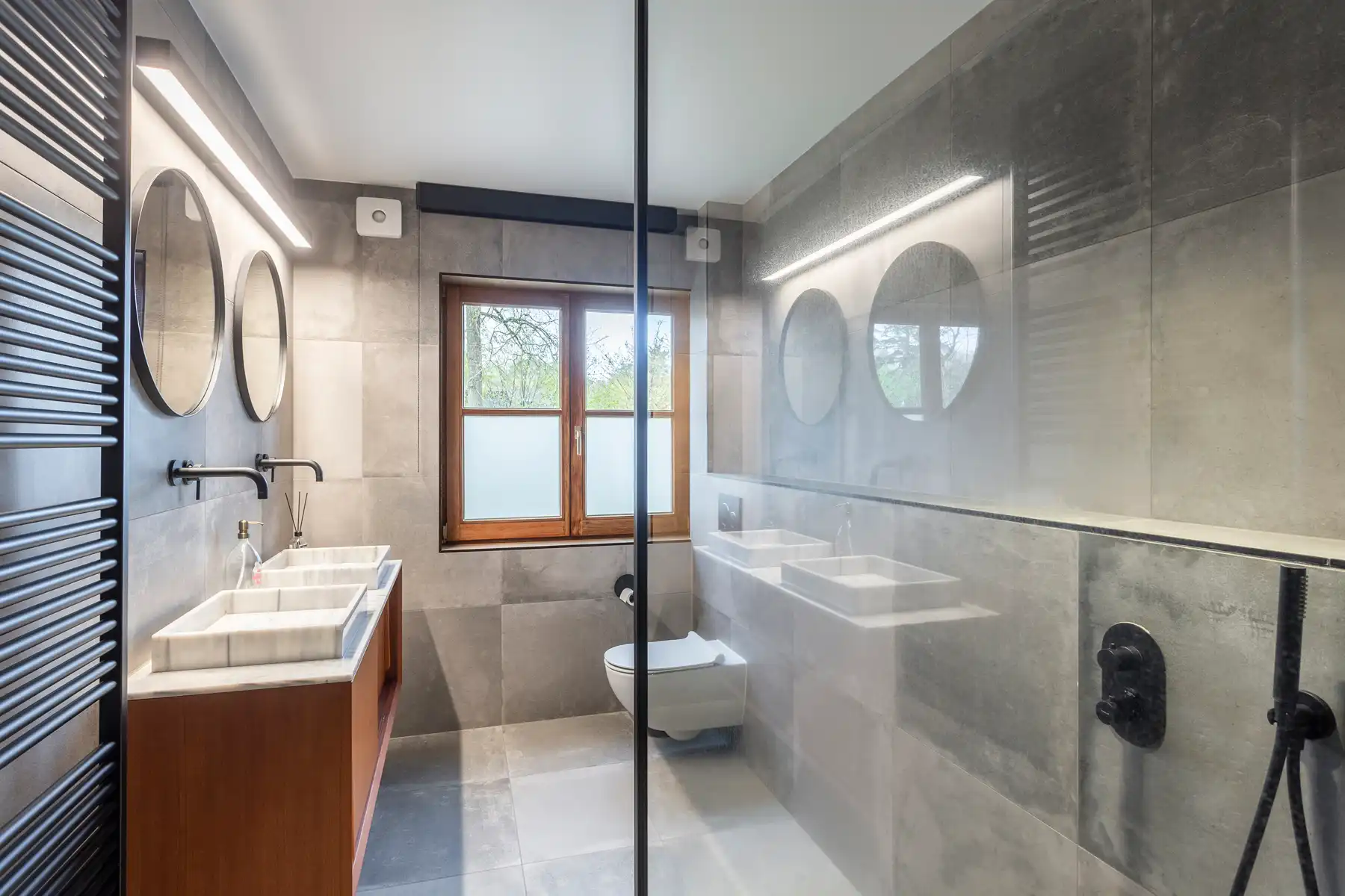 Instapklare villa met zwembad door groen omgeven foto 13