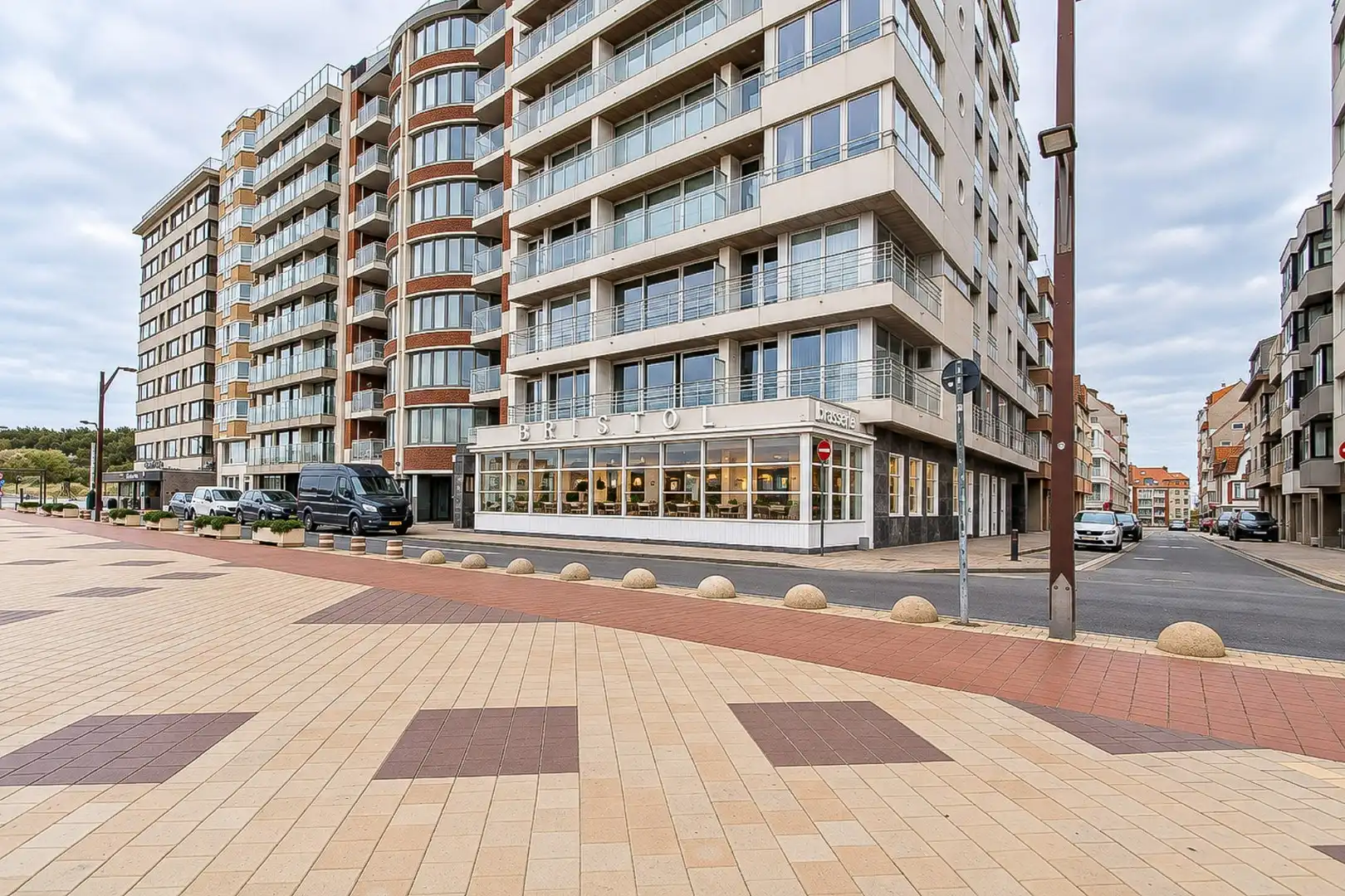 Gekende brasserie Bristol op de Zeedijk van Heist te koop of te huur mits overname foto 22