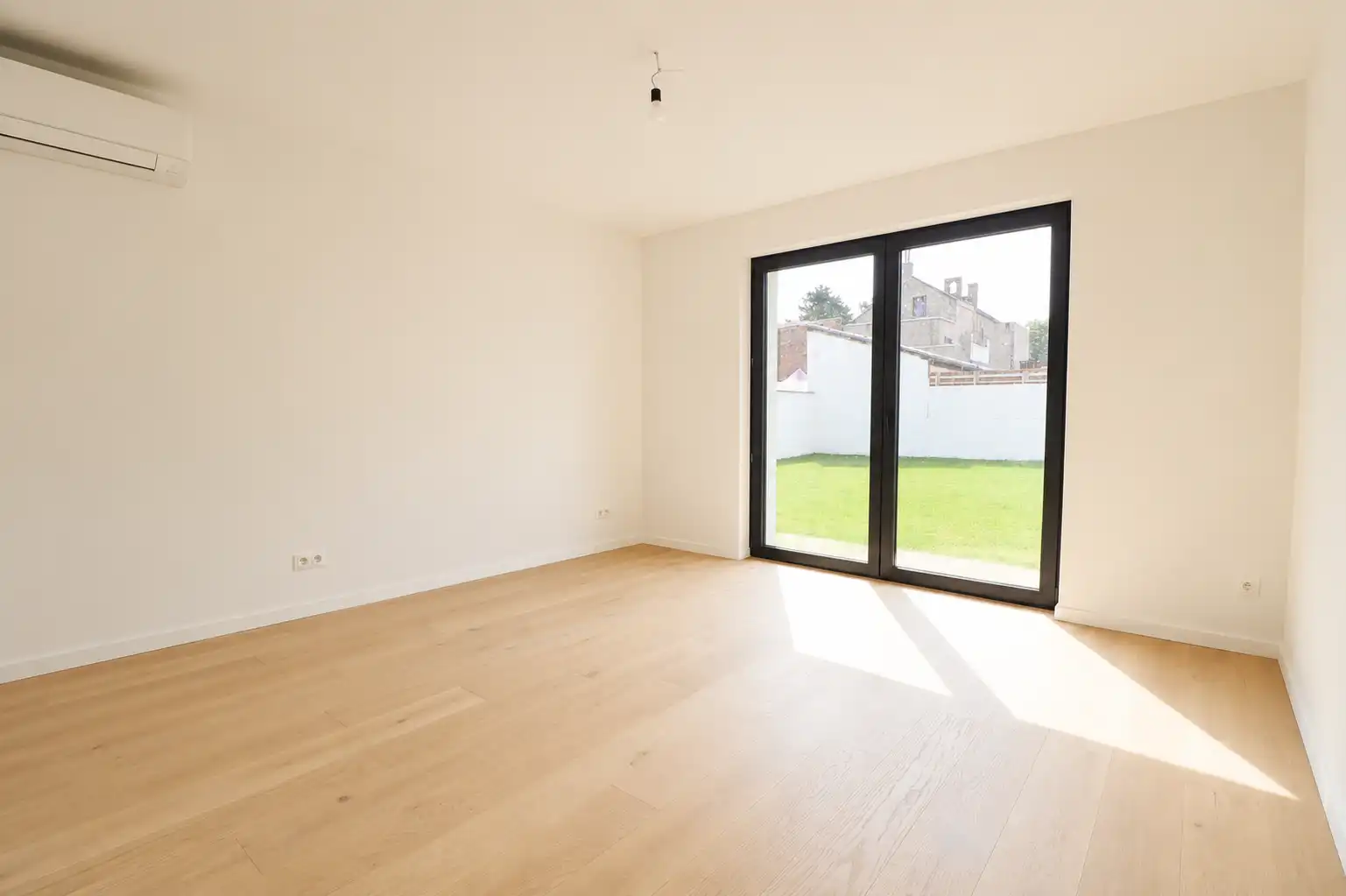 Luxueus gerenoveerd 3-slaapkamerappartement mét garage én zeer grote tuin. foto 6