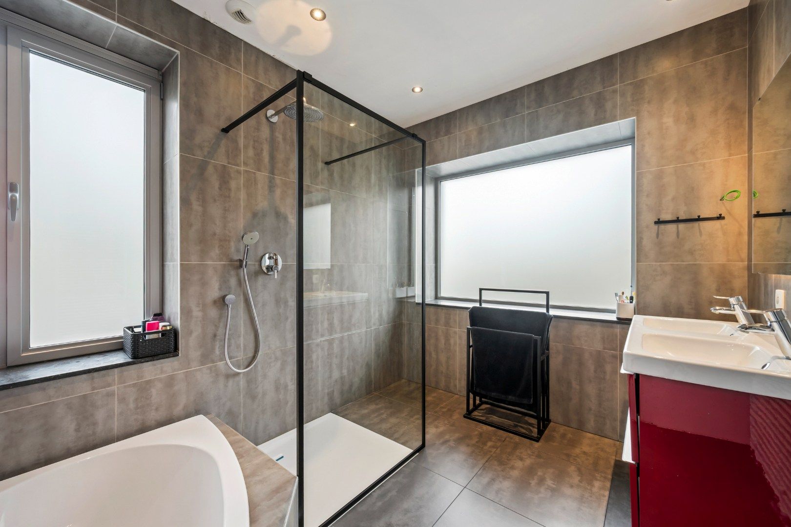 Instapklare halfopen woning met 4 slaapkamers, garage en zonnige tuin in Moorslede foto 10