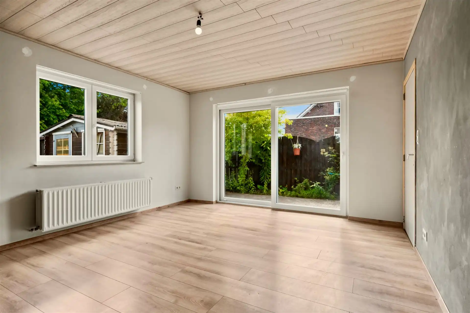 Knappe, ruime instapklare woning met 4 slpks, 2 bdks en tuin foto 8