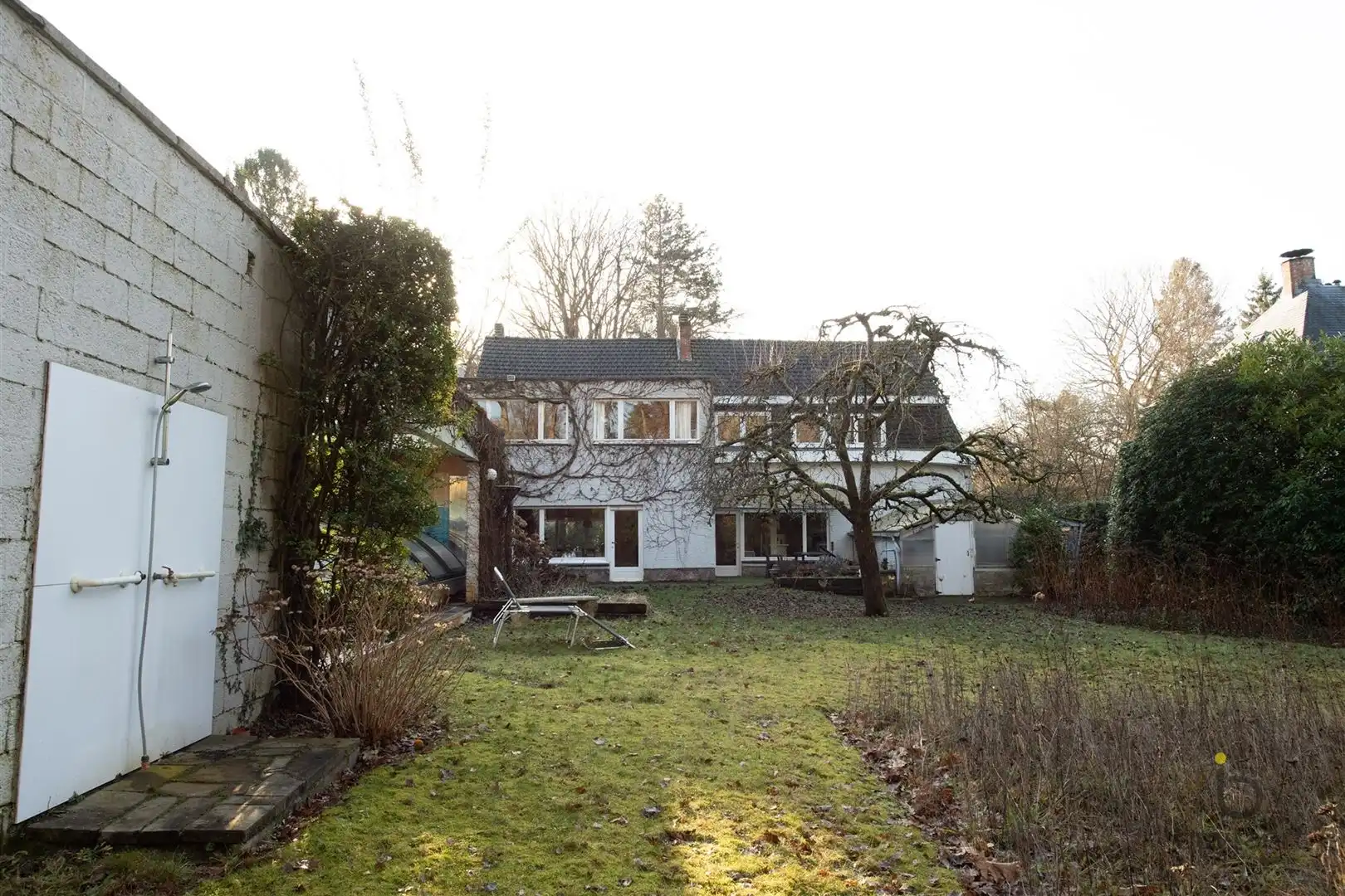 Veel renovatiepotentieel in ruime rustig gelegen familiewoning midden in het groen! foto 45
