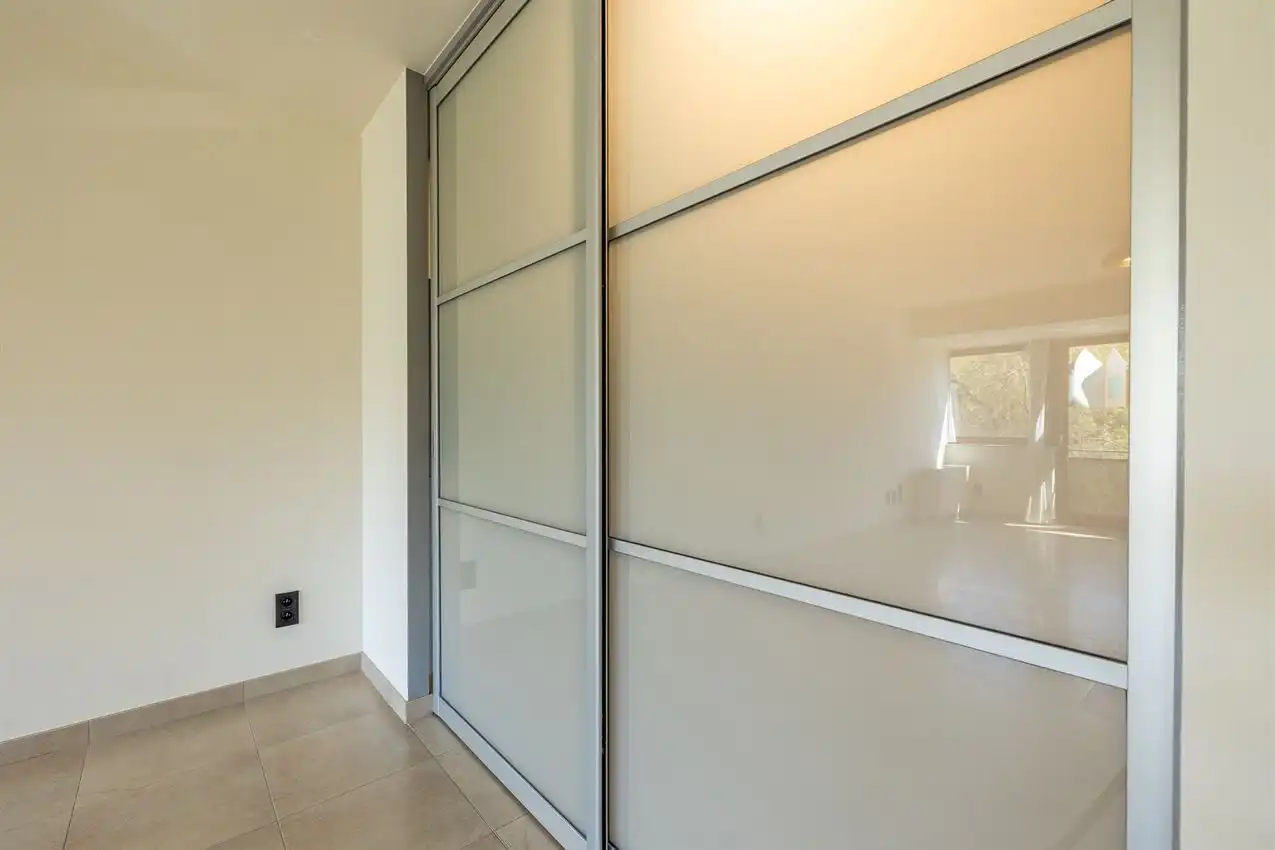 Vernieuwd app, twee slaapkamers, terras en garage foto 29