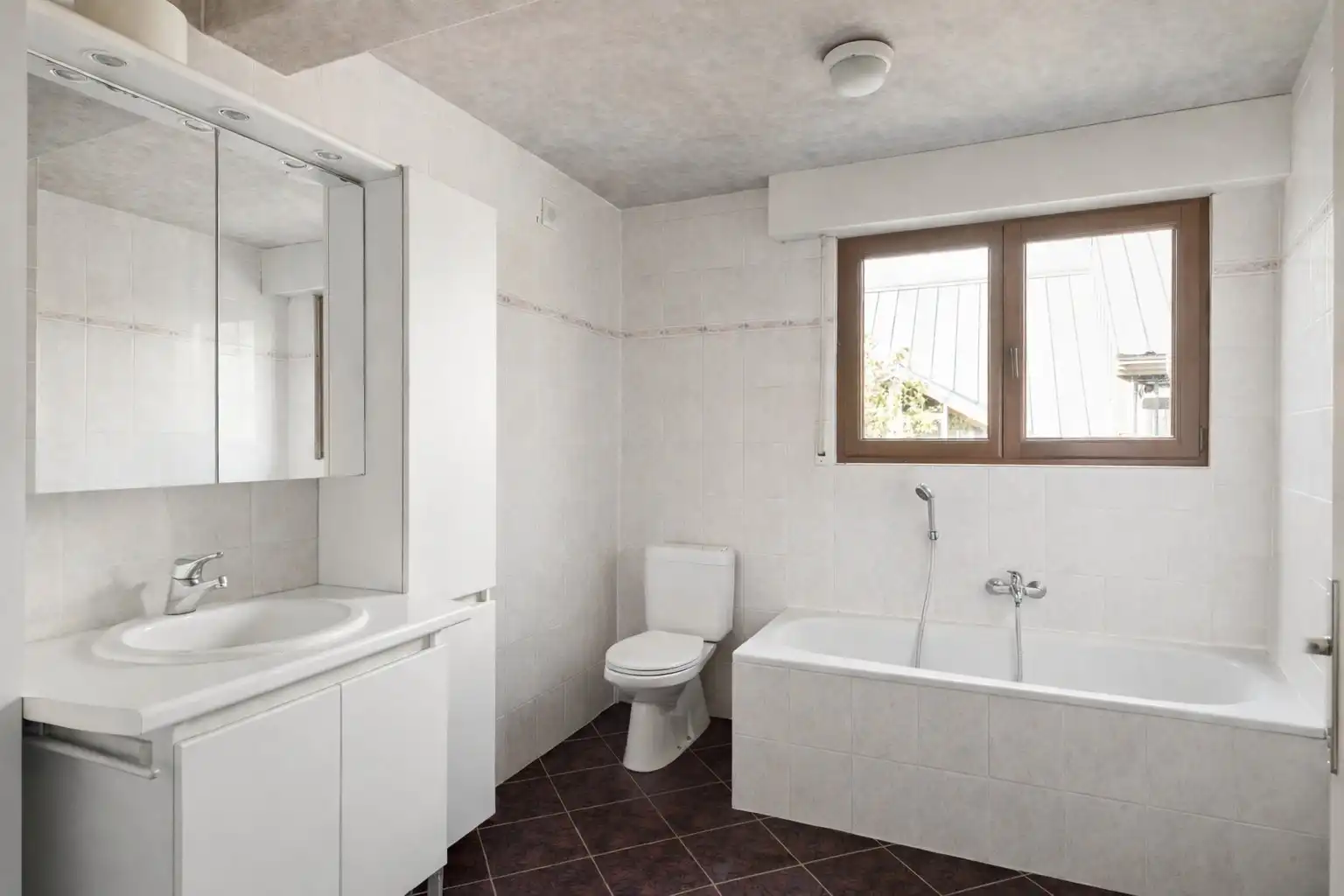 Ruime woning met 5 slpk en grote garage (100 m²) foto 9