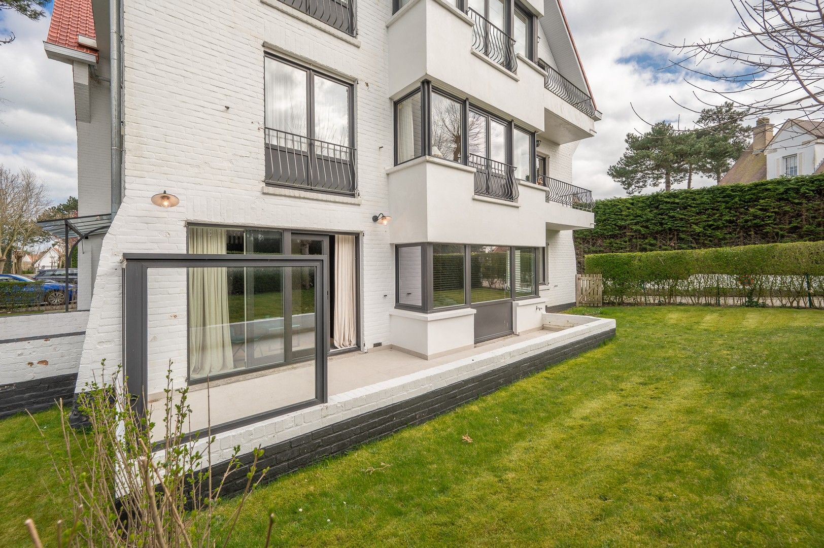 Prachtig tuinappartement met 3 volwaardige slaapkamers, gelegen in een paadje op een topligging in het Zoute. foto 12