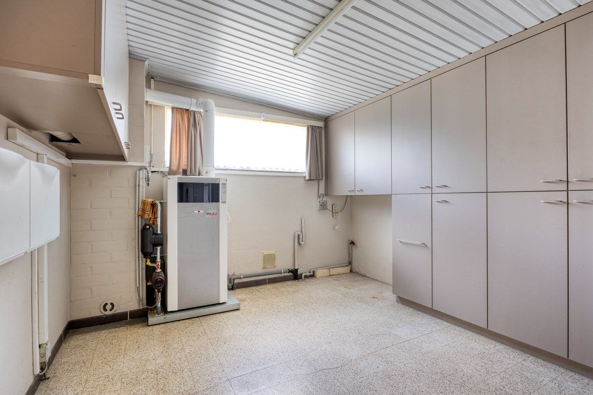 Ruim ingedeelde gelijkvloers woning met 4 slpks en bijgebouw/stal op 32 are foto 11
