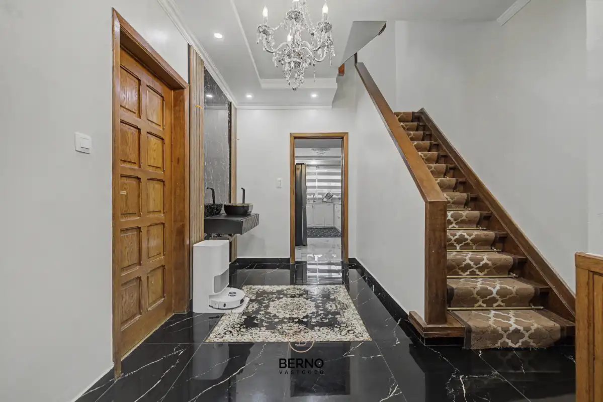 Gerenoveerde woning met 5 slaapkamers en parkeerplaats foto 2