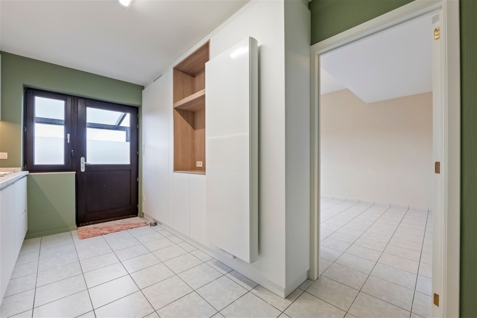 RUIM GELIJKVLOERS APPARTEMENT MET 3 SLKS EN EEN STAANPLAATS OP WANDELAFSTAND VAN HET CENTRUM VAN SINT-TRUIDEN  foto 12