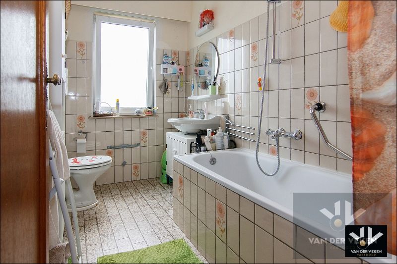 Op te frissen en ruim 2-SLPKAPP op de 1e verdieping  (met uitbreidingsmogelijkheden op zolder) rustig en toch centraal gelegen in het centrum van de Halveweg in Zonhoven foto 9