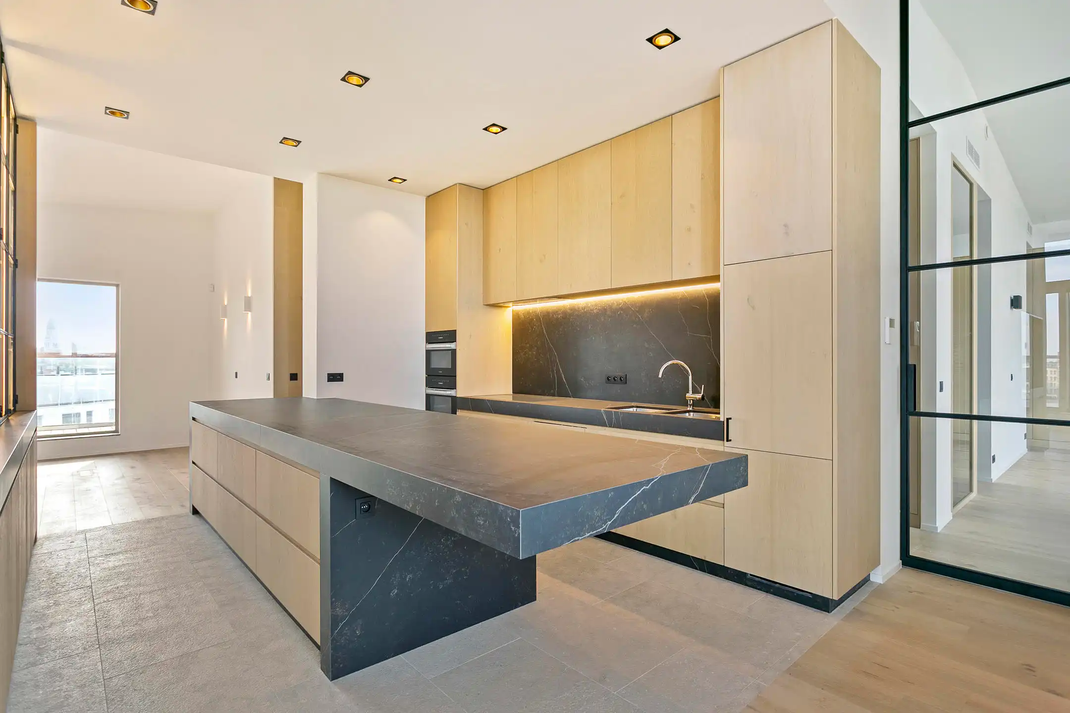 ANTWERPEN-ZUID - Luxueuze penthouse met riant terras en royale parkingfaciliteit foto 4