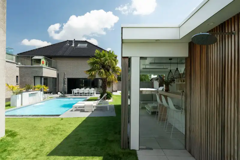 Magazijn met villa te huur foto 11
