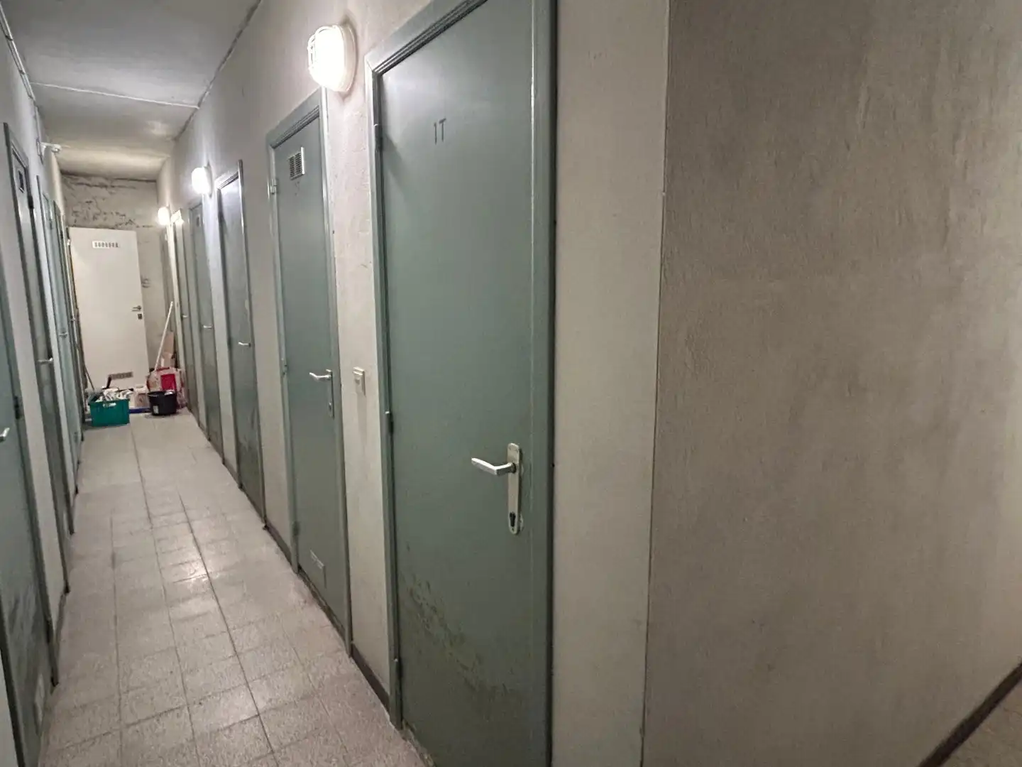 Ongemeubileerde studio met private garagebox en kelderberging foto 12