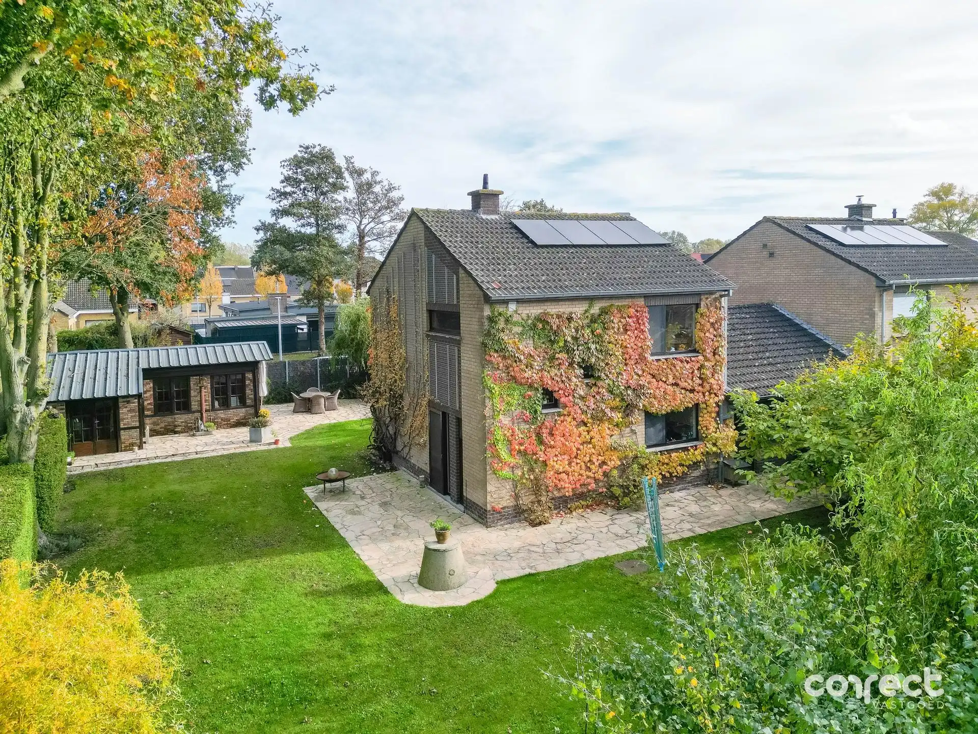 Hoofdfoto van de publicatie: Goed onderhouden hoekwoning op een rustige, centrale ligging met prachtige tuin en ruim bijgebouw.