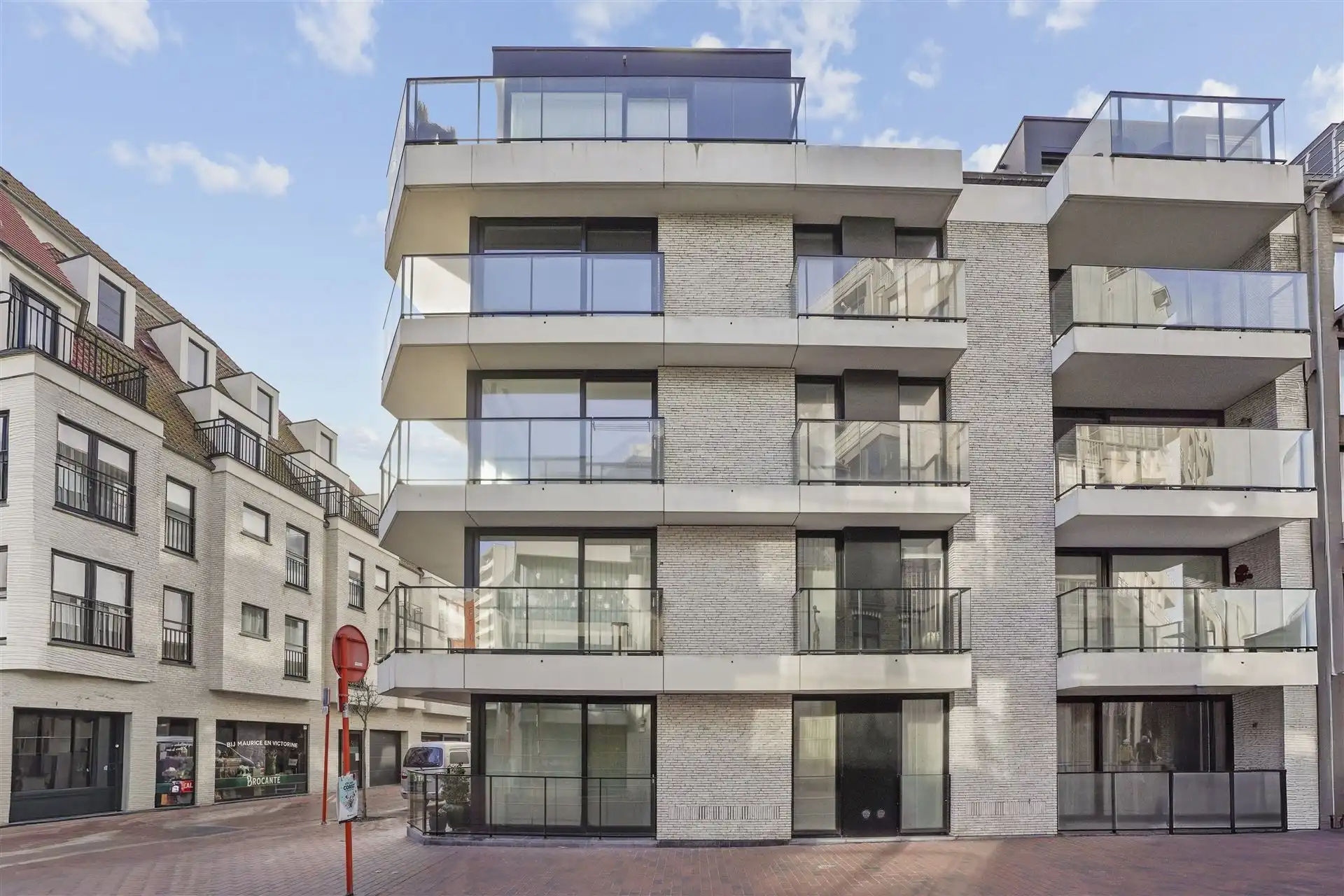 INSTAPKLAAR / RECENT GEBOUW  foto 34