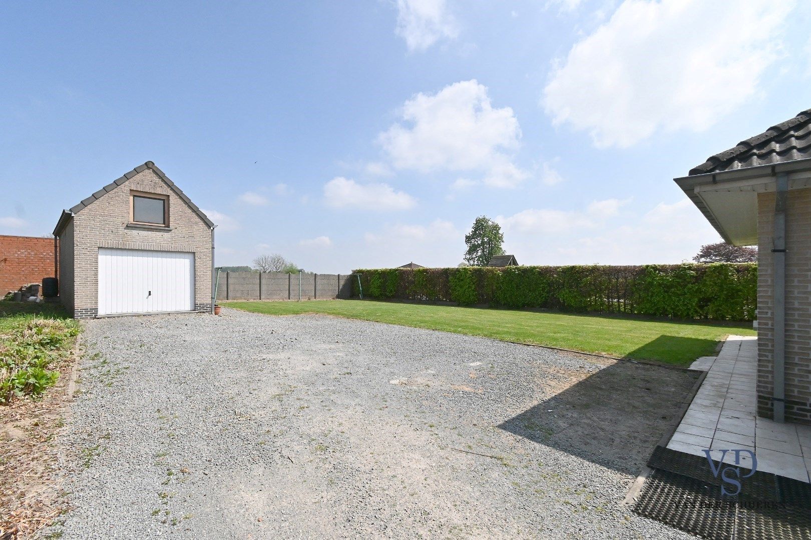 Bungalowwoning met afzonderlijke garage foto 2