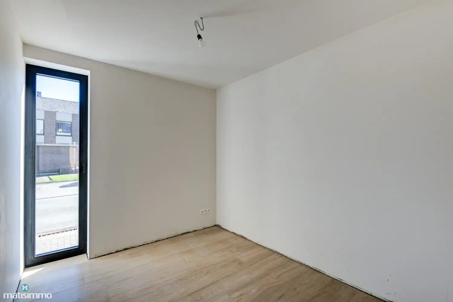 INSTAPKLAAR NIEUWBOUW GELIJKVLOERSAPPARTEMENT MET RUIM TERRAS, BUITENBERGING EN CARPORT IN HET HARTJE VAN HOESELT foto 14