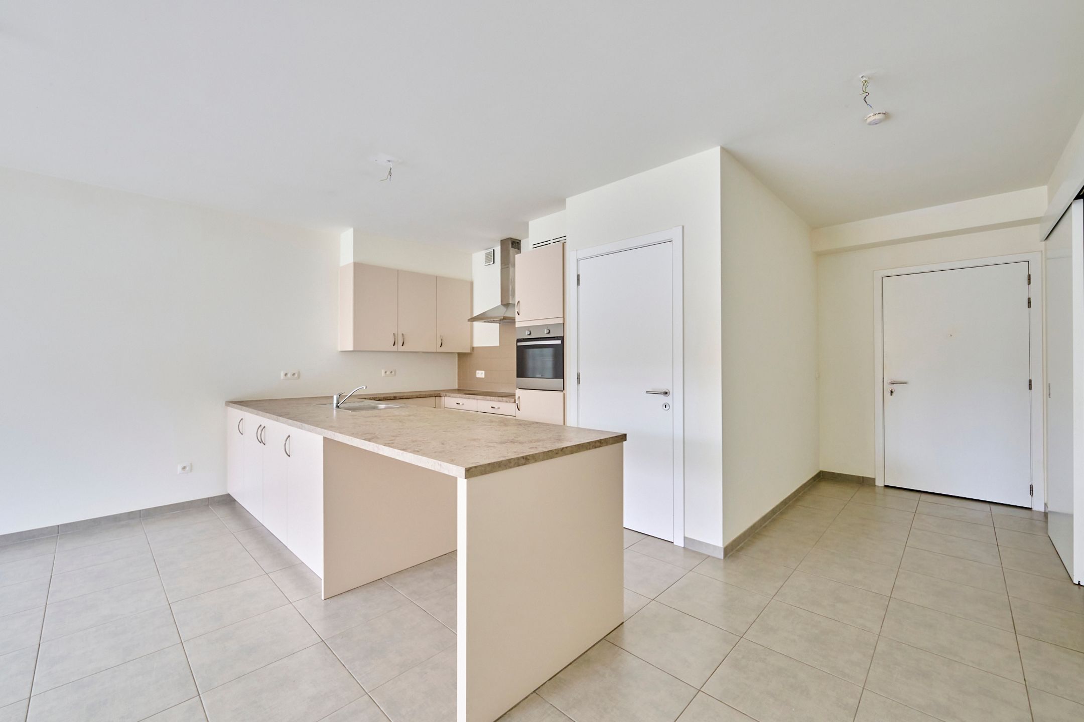 Gelijkvloers appartement met 2 slaapkamers en ruim terras. foto 3