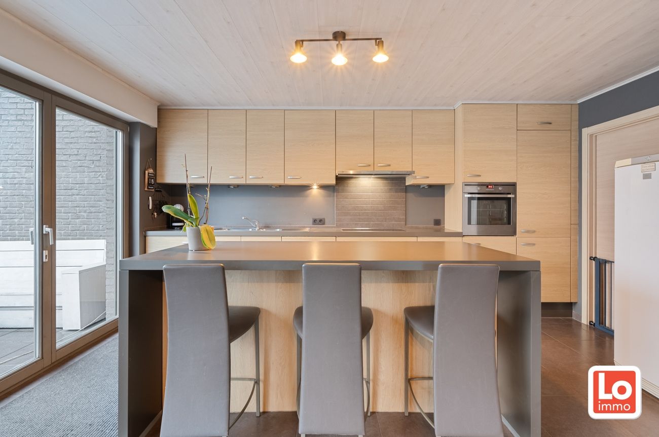VERKOCHT!! Instapklare halfopen woning met afzonderlijke garage op toplocatie in hartje Lochristi! foto 8