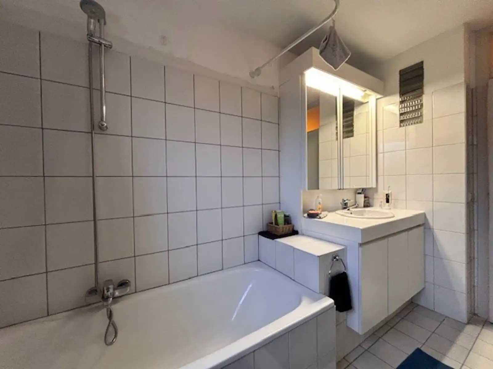 Ruime hoekwoning met terras, tuin en garage. foto 15