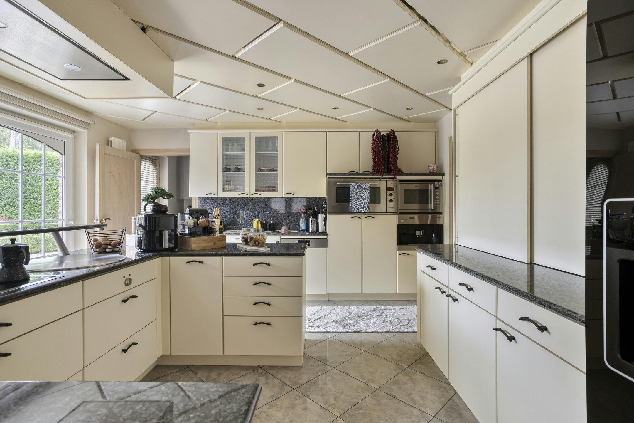 Gelijkvloerse villa op een centrale locatie in Brussegem foto 6