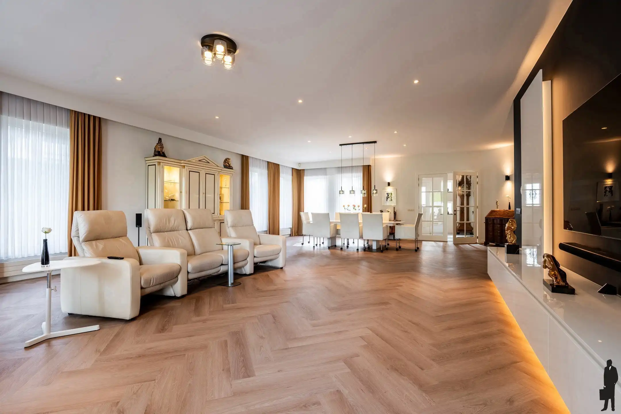 Riante villa (maar liefst 454m² woonopp.) vlakbij Nederland foto 4