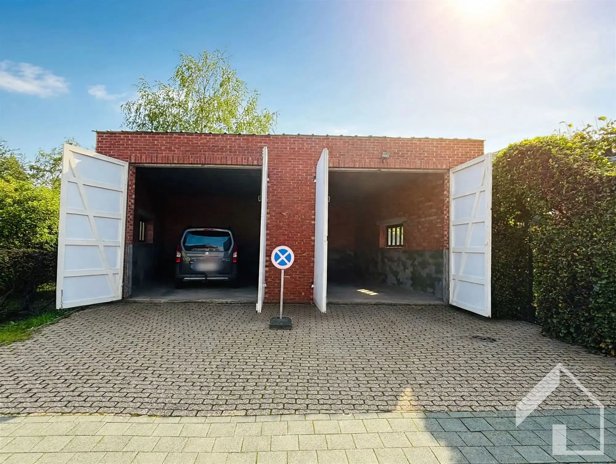 Hoekwoning met authentieke elementen en 4 garages foto 17