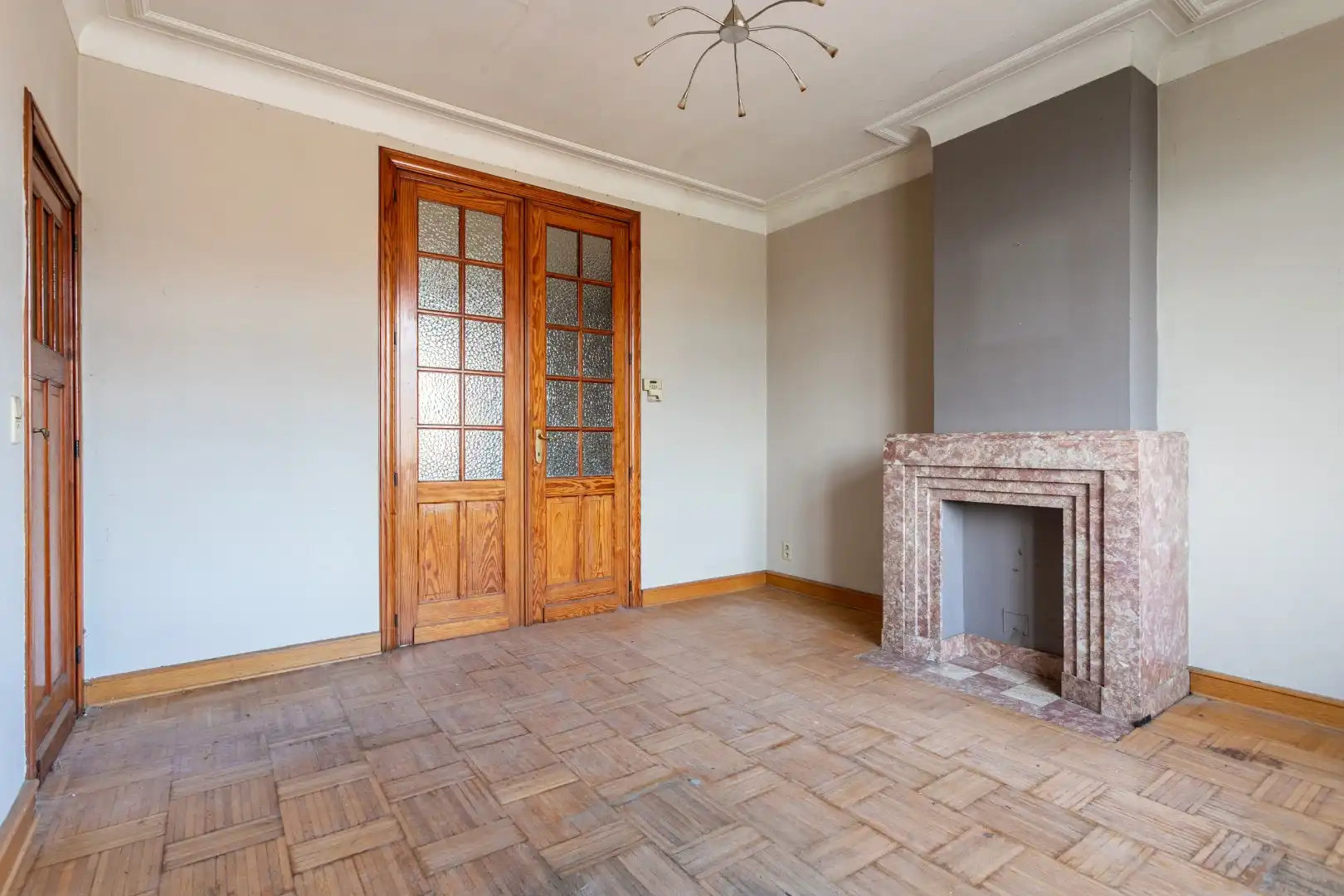 Kraktervolle woning met veel potentieel, 2 autostaanplaatsen en tuin te Dworp foto 8