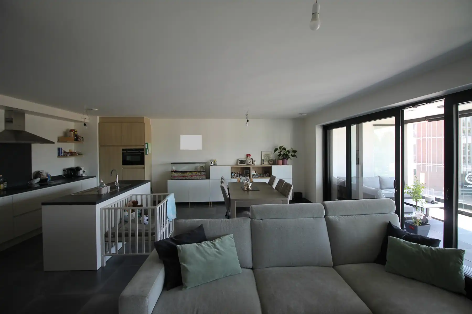 Ruim appartement van 122 m² met 2 slaapkamers, 2 terrassen, autostaanplaats en kelderberging. foto 5