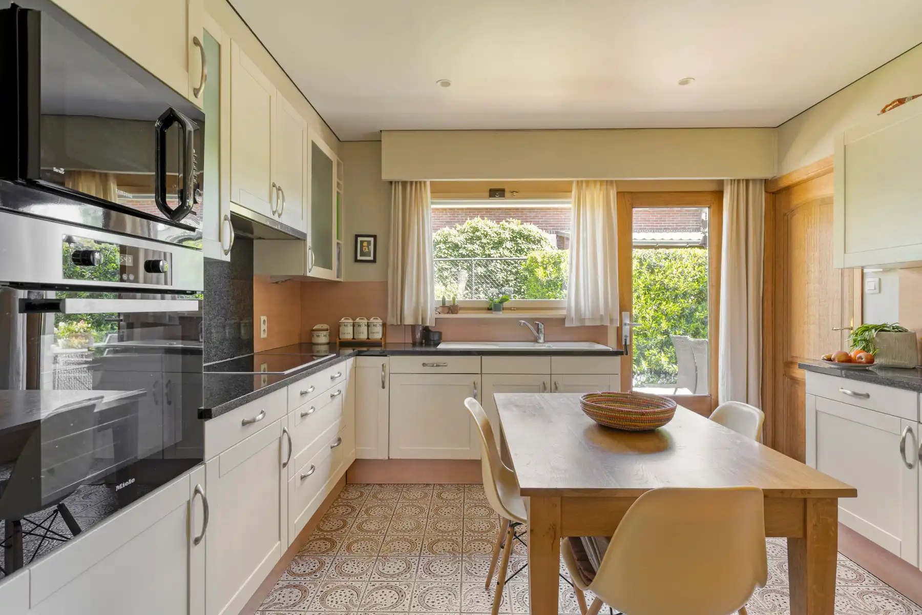 Leemans Immobiliën presenteert u deze charmante, instapklare bungalow, ideaal gelegen in het gegeerde Asse.  foto 8