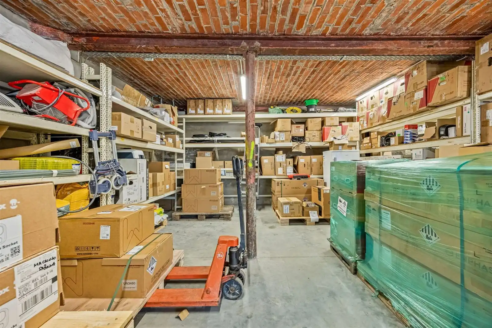 Woning 2 slaapkamers met magazijn en bureel  foto 16