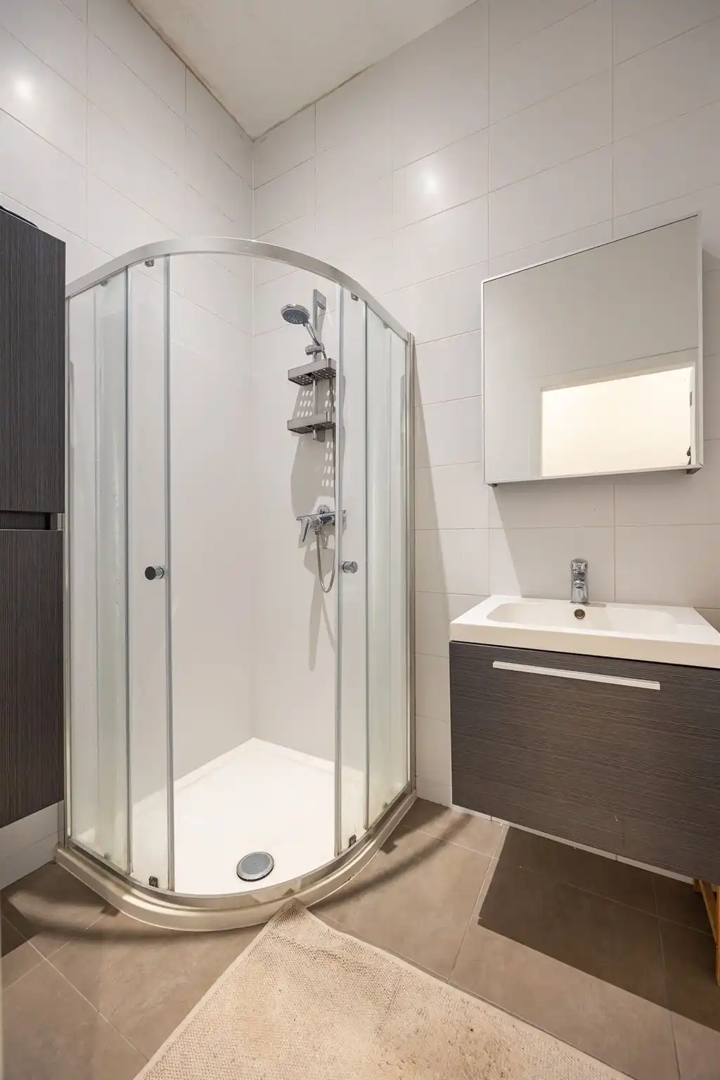 Instapklaar gelijkvloers appartement met stadskoer foto 6