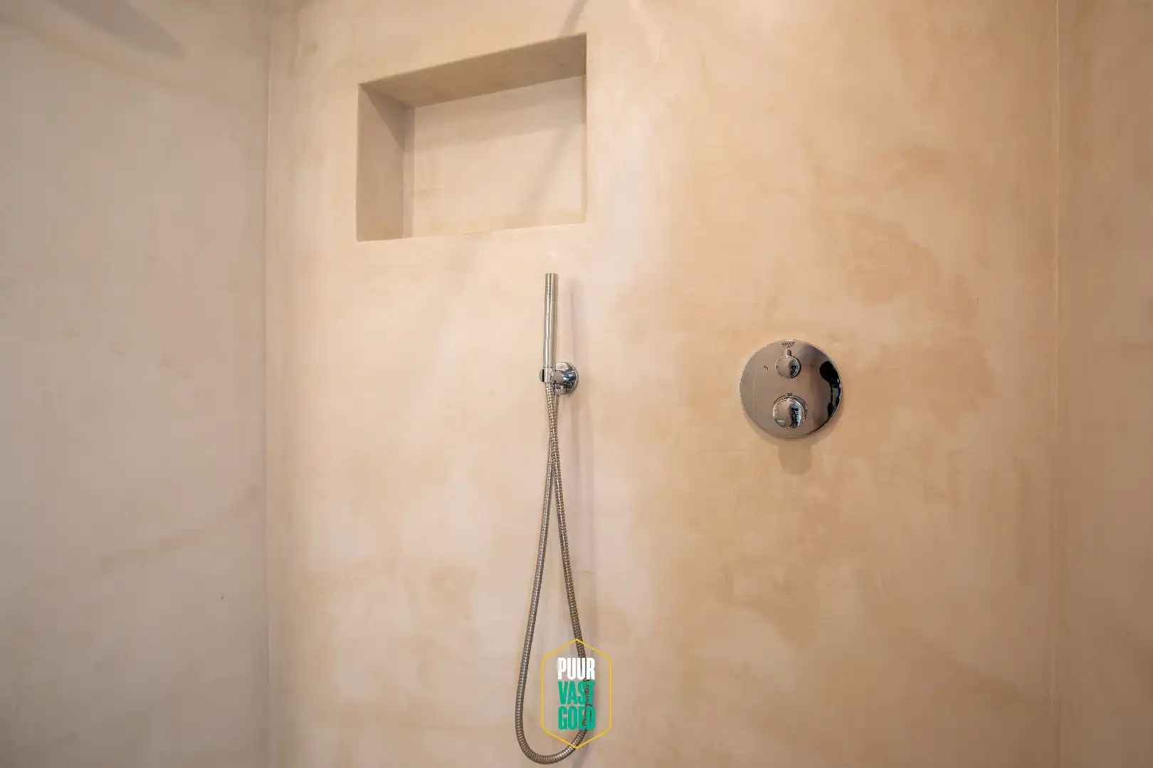 Prachtige, compleet gerenoveerde, zonnige woning met tuin foto 14