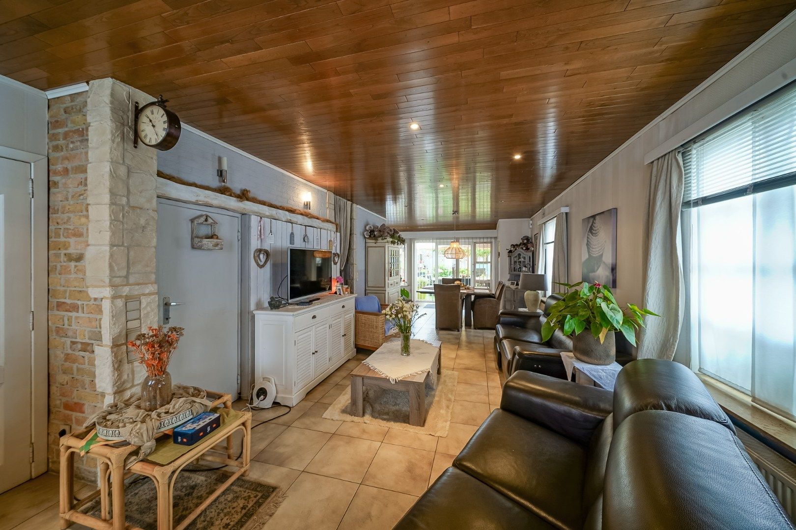 Ruime woning met drie slaapkamers - met loods/garage  foto 9
