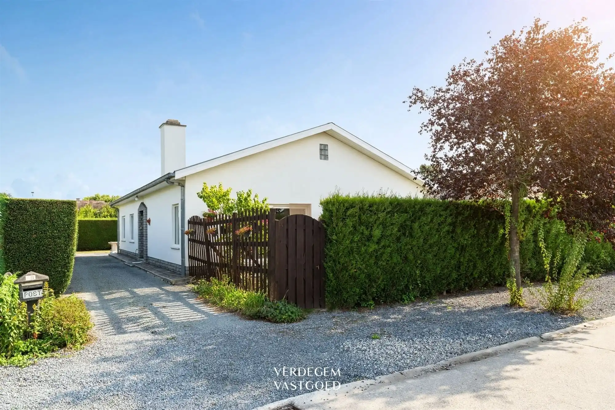 Charmante bungalow met 3 slaapkamers, ruime garage en zonnige tuin op 585m² foto 2