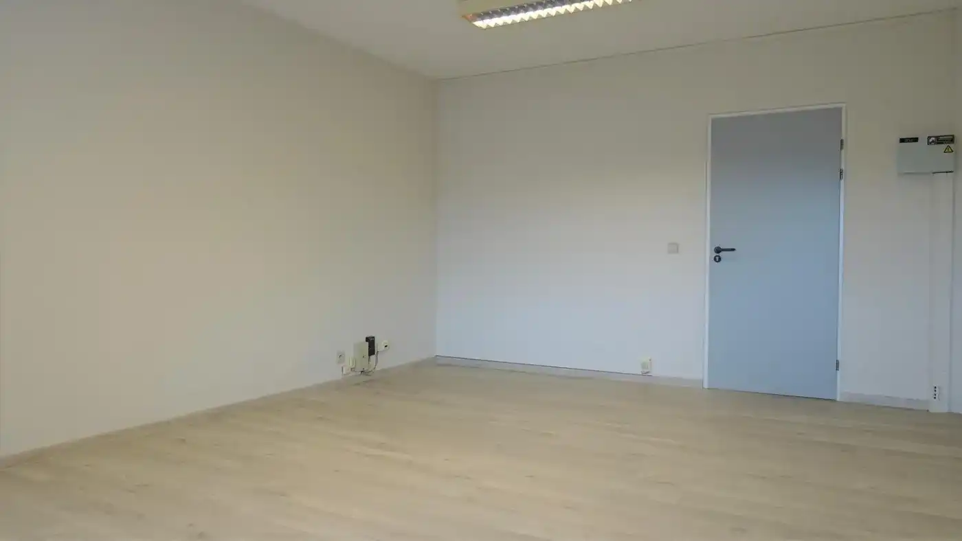 Goed gelegen, opgefriste kantoorruimtes en loods in bedrijvencentrum foto 3