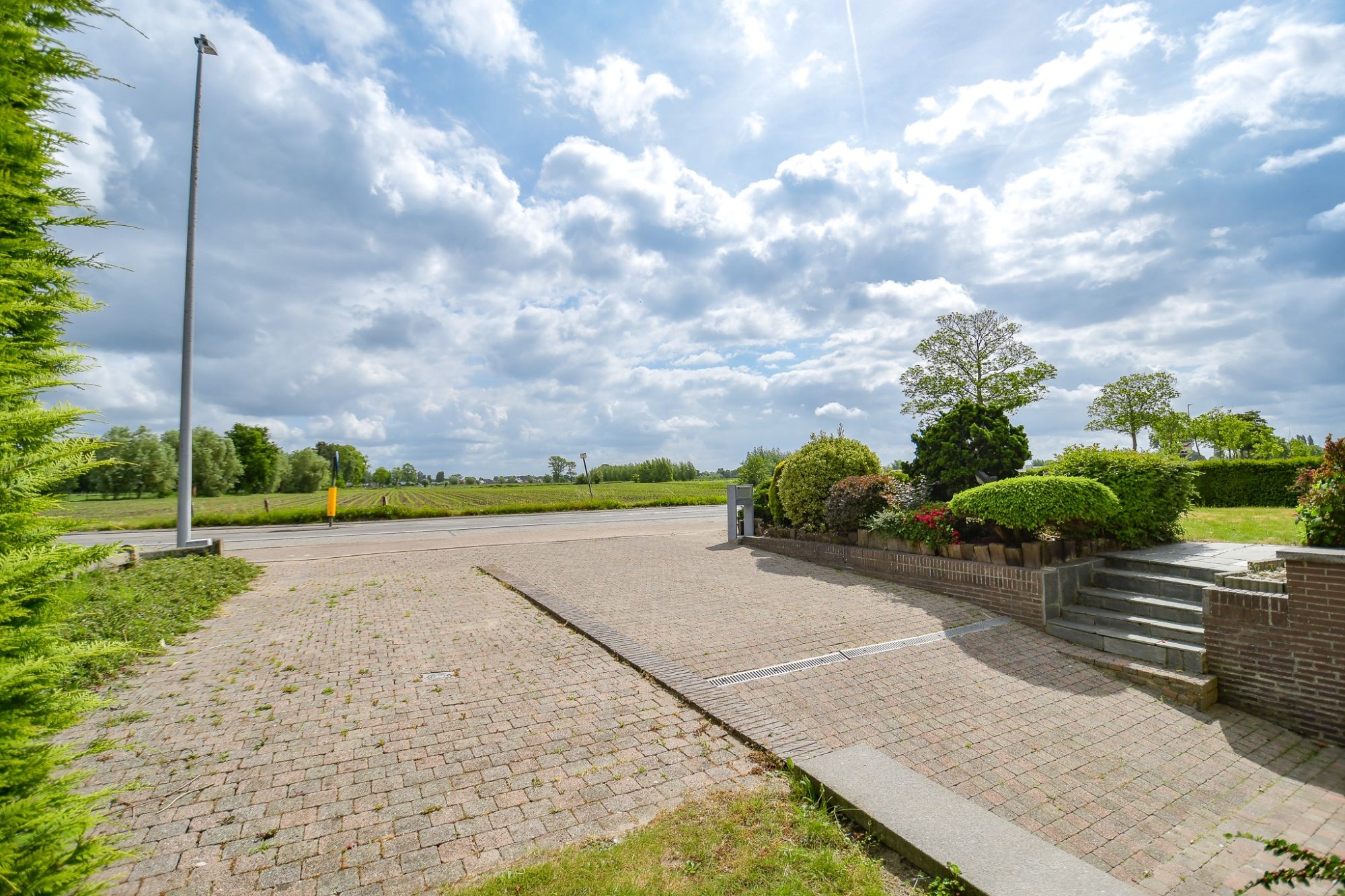 Goed onderhouden statige woning op een perceel van 970m² foto 7