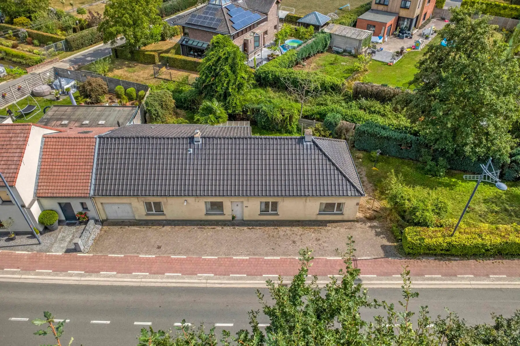 Landelijke laagbouw woning met mooie tuin foto 2