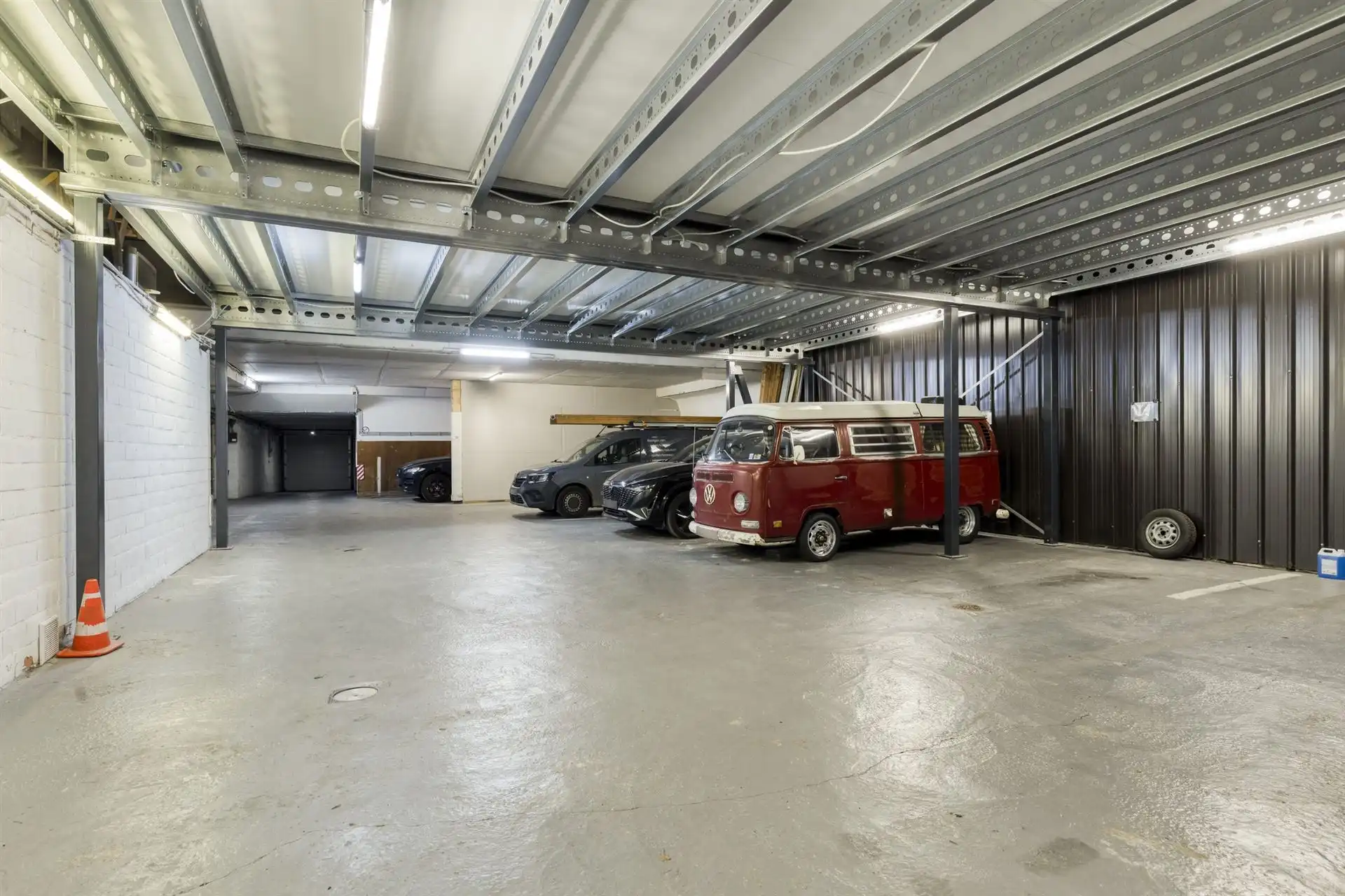 Ruime woning met handelsruimte(57m²)en opslagruimte(462m²). foto 23