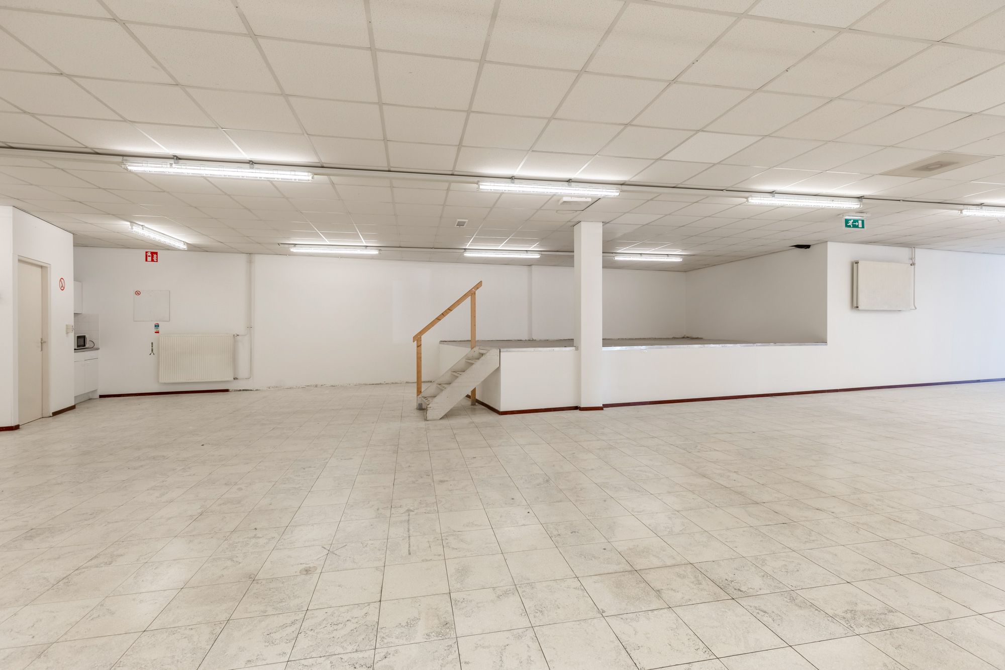 IDEALIS VASTGOED – Extra ruim handelspand (+-500m²!!!) met tal van mogelijkheden op een extra centrale, commerciële zichtlocatie te midden van het centrum in Genk foto 17