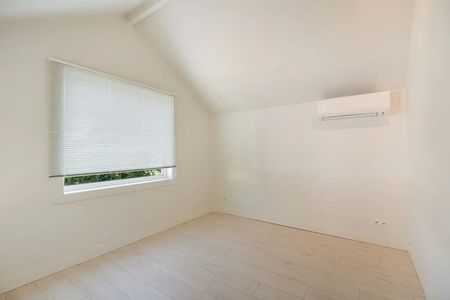 Exclusief wonen met zwembad, bijgebouw en uitzonderlijk veel ruimte foto 39