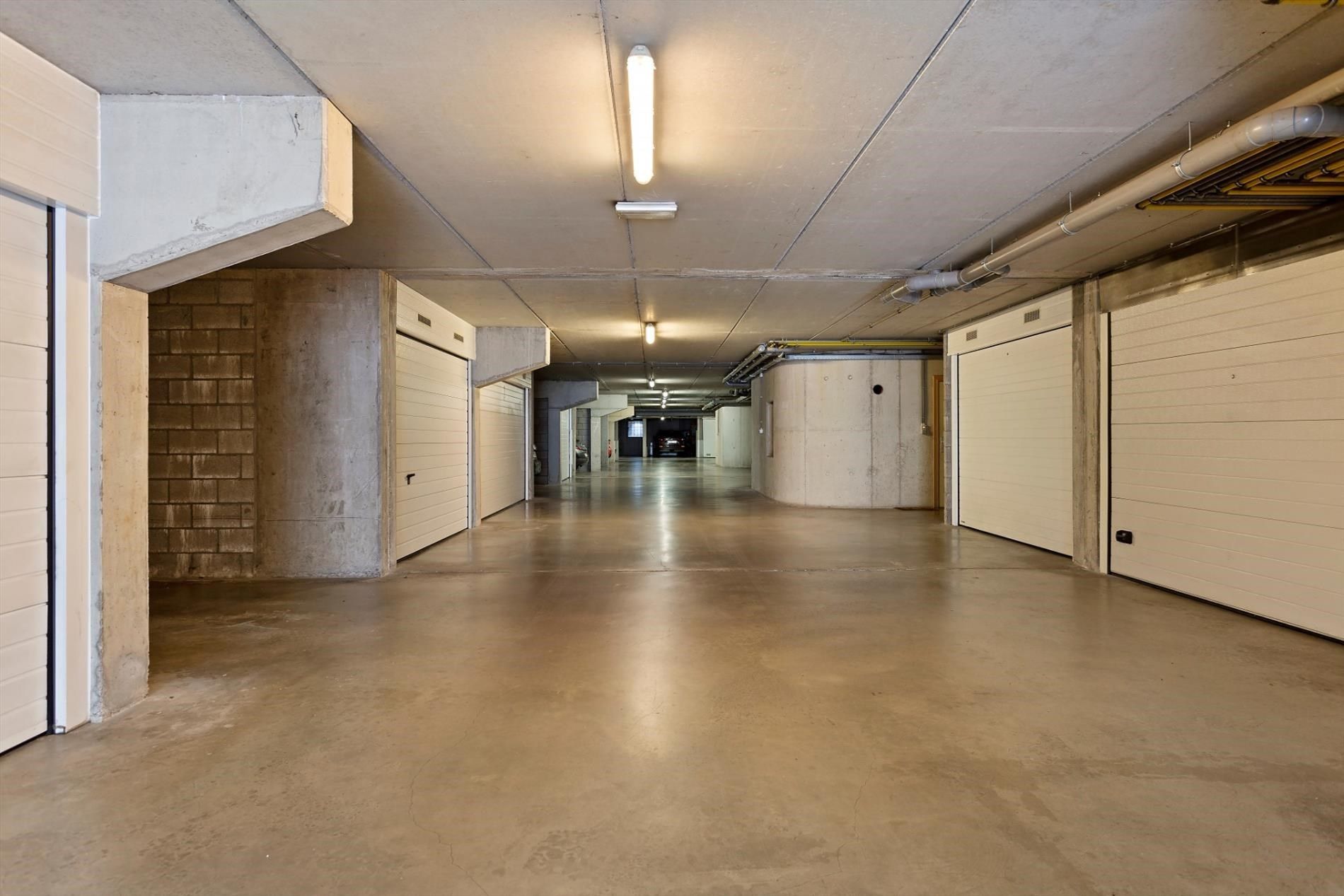 Aangenaam en luchtig appartement met 1 slaapkamer, terras & autostandplaats in ondergrondse garage in hartje Hoeselt foto 20