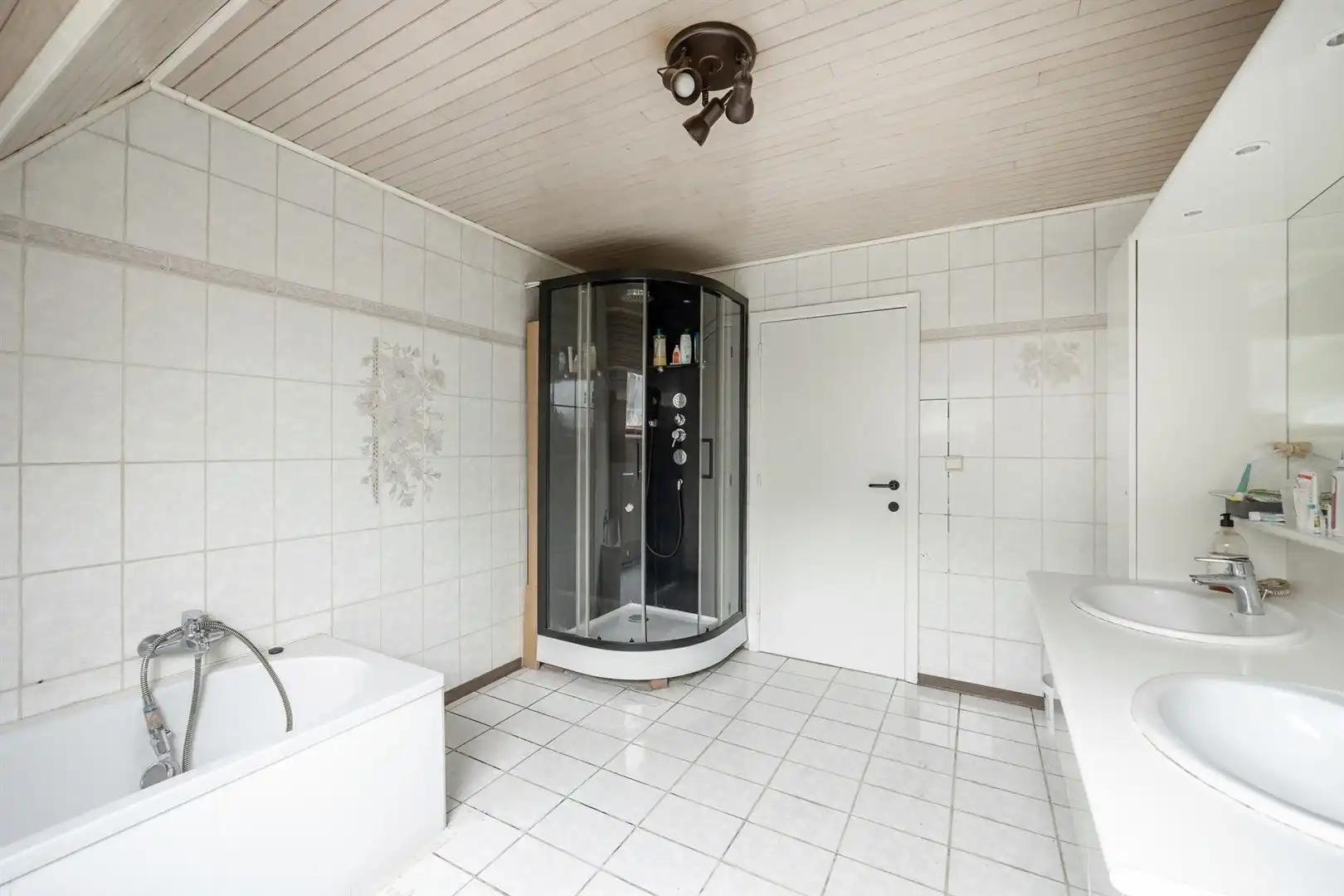 Ruim appartement met 4 slaapkamers en tuin! foto 9